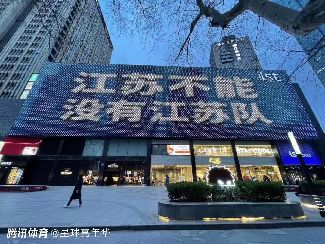 六台：皇马未与姆巴佩签约也不会竞购，球员加盟可能性60%据西班牙电视六台主持人JosepPedrerol报道，皇马未与姆巴佩签约，也不会参加竞购，姆巴佩加盟可能为60%。